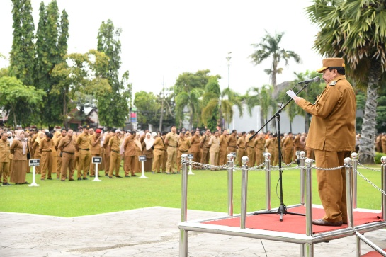 Wakil Bupati Sumenep, KH Imam Hasyim, saat memimpin Apel Gabungan perdana (Za - garudajatim.com)