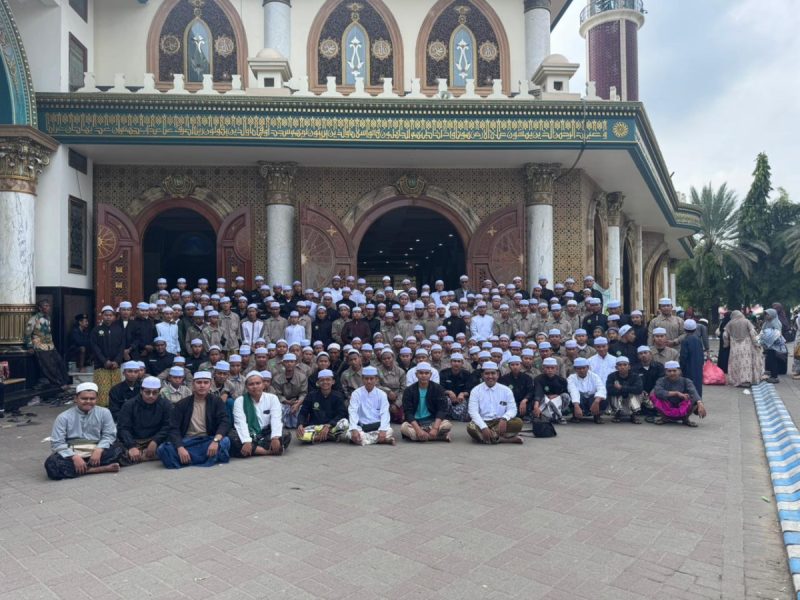 Santri dan Alumni PP Darurrahman Sumenep, saat Ziarah Wali Lima (Za - garudajatim.com)