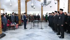 Foto Bupati Sumenep, Achmad Fauzi Wongsojudo, saat melantik Organisasi Perangkat Daerah (Za - garudajatim.com)