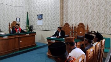 Penasihat hukum terdakwa kasus ODGJ Sumenep, Marlaf Sucipto, saat menyampaikan duplikat atas replik Jaksa Penuntut Umum di sidang lanjutan (Za - garudajatim.com)