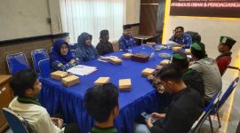 Himpunan Mahasiswa Islam (HMI) Cabang Sumenep saat melakukan audiensi dengan DKUPP yang  mengkritik tentang Peraturan Bupati (Perbup) Sumenep Nomor 67 Tahun 2025 (Za - garudajatim.com)