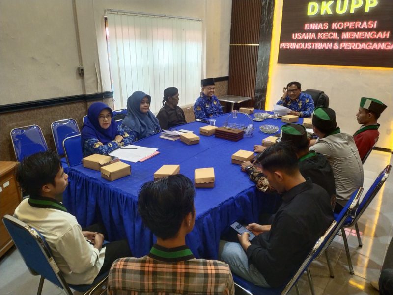 Himpunan Mahasiswa Islam (HMI) Cabang Sumenep saat melakukan audiensi dengan DKUPP yang  mengkritik tentang Peraturan Bupati (Perbup) Sumenep Nomor 67 Tahun 2025 (Za - garudajatim.com)