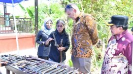 Empu keris saat menerima kunjungan dari Konsul Jenderal Australia, Mr. Glen Askew (Ris - garudajatim.com)