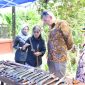 Empu keris saat menerima kunjungan dari Konsul Jenderal Australia, Mr. Glen Askew (Ris - garudajatim.com)