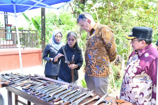 Empu keris saat menerima kunjungan dari Konsul Jenderal Australia, Mr. Glen Askew (Ris - garudajatim.com)