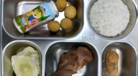 Foto program Menu Makan Bergizi Gratis (MBG) yang disajikan oleh SPPG Pakamban Laok 2 diduga sajikan ayam tidak matang (Ris - garudajatim.com)
