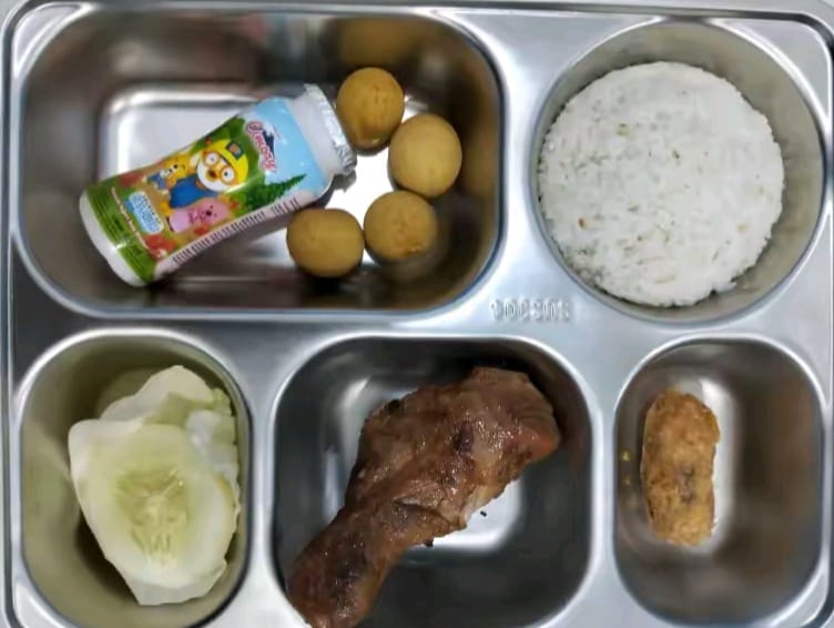 Foto program Menu Makan Bergizi Gratis (MBG) yang disajikan oleh SPPG Pakamban Laok 2 diduga sajikan ayam tidak matang (Ris - garudajatim.com)