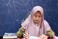 Pakar Komunikasi Politik, Nanik Farida, saat menyatakan Kades Meddelan, Lenteng, Sumenep, melanggar Pasal 4 ayat (2) dan (3) serta Pasal 18 ayat (1) Undang-Undang Nomor 40 Tahun 1999 tentang Pers (Istimewa - garudajatim.com)