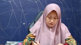 Pakar Komunikasi Politik, Nanik Farida, saat menyatakan Kades Meddelan, Lenteng, Sumenep, melanggar Pasal 4 ayat (2) dan (3) serta Pasal 18 ayat (1) Undang-Undang Nomor 40 Tahun 1999 tentang Pers (Istimewa - garudajatim.com)