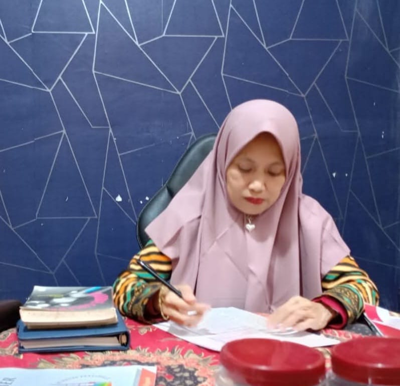 Pakar Komunikasi Politik, Nanik Farida, saat menyatakan Kades Meddelan, Lenteng, Sumenep, melanggar Pasal 4 ayat (2) dan (3) serta Pasal 18 ayat (1) Undang-Undang Nomor 40 Tahun 1999 tentang Pers (Istimewa - garudajatim.com)