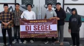 Aktivis Sumenep, Tolak Amir, bersama rekannya saat menyegel tempat hiburan malam Mr Ball (Istimewa - garudajatim.com)
