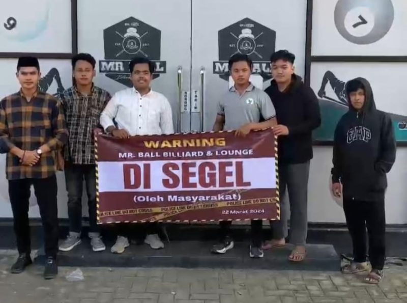 Aktivis Sumenep, Tolak Amir, bersama rekannya saat menyegel tempat hiburan malam Mr Ball (Istimewa - garudajatim.com)