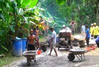 Warga Desa Pragaan Laok, Kecamatan Pragaan, Sumenep, saat gotong royong perbaiki jalan melalui dana swadaya masyarakat (Za - garudajatim.com)