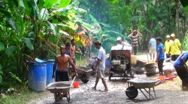 Warga Desa Pragaan Laok, Kecamatan Pragaan, Sumenep, saat gotong royong perbaiki jalan melalui dana swadaya masyarakat (Za - garudajatim.com)