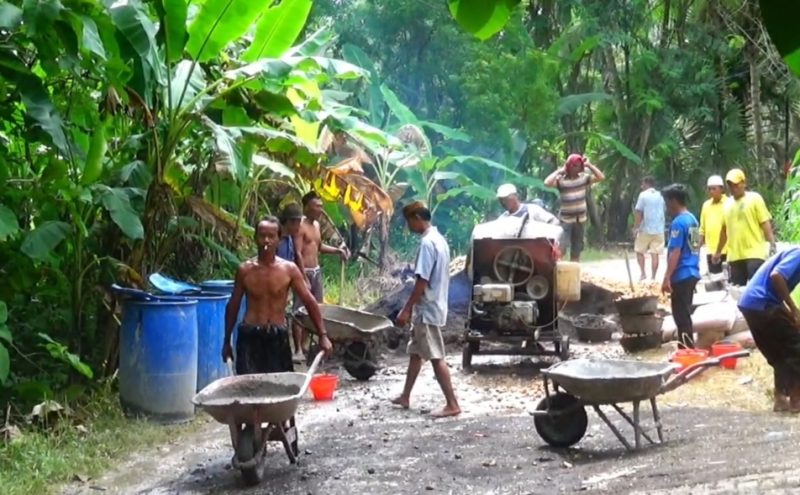Warga Desa Pragaan Laok, Kecamatan Pragaan, Sumenep, saat gotong royong perbaiki jalan melalui dana swadaya masyarakat (Za - garudajatim.com)