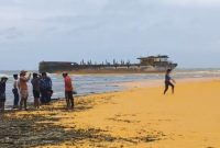 Tongkang pembawa puluhan ton minyak mentah kelapa sawit atau crude palm oil (CPO) kandas di pulau Gili Iyang Sumenep (Ris - garudajatim.com)