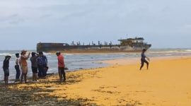 Tongkang pembawa puluhan ton minyak mentah kelapa sawit atau crude palm oil (CPO) kandas di pulau Gili Iyang Sumenep (Ris - garudajatim.com)