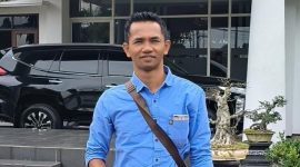 Praktisi hukum, Pathor Rahman, saat angkat biaca tentang BUMDes Meddelan, Kabupaten Sumenep (Istimewa- garudajatim.com)