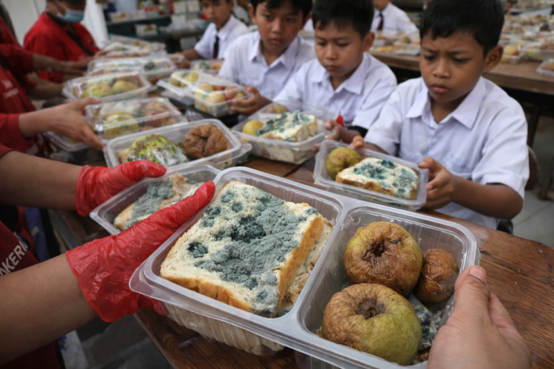 Foto ilustrasi SPPG Jambu, Lenteng, Sumenep, sajikan makanan membusuk dan berjamur kepada murid (Za - garudajatim.com)
