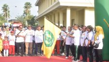 Rektor UPI Sumenep, Asmoni, saat melepas peserta JJS (Za - garudajatim.com)