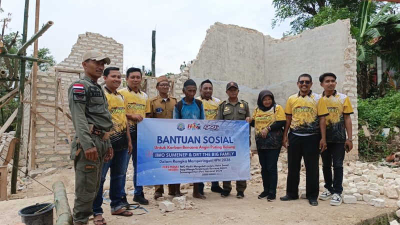 Pengurus dan anggota IWO bersama DRT The Big Family menyalurkan bantuan kepada warga terdampak bencana angin puting beliung di Desa Karduluk, Kecamatan Pragaan, Kabupaten Sumenep (Za - garudajatim.com)