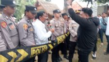 Gerakan Mahasiswa Peduli Rakyat saat demo DKUPP Sumenep tentang seragam ASN (Za - garudajatim.com)