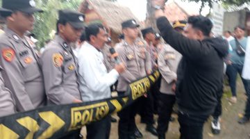 Gerakan Mahasiswa Peduli Rakyat saat demo DKUPP Sumenep tentang seragam ASN (Za - garudajatim.com)