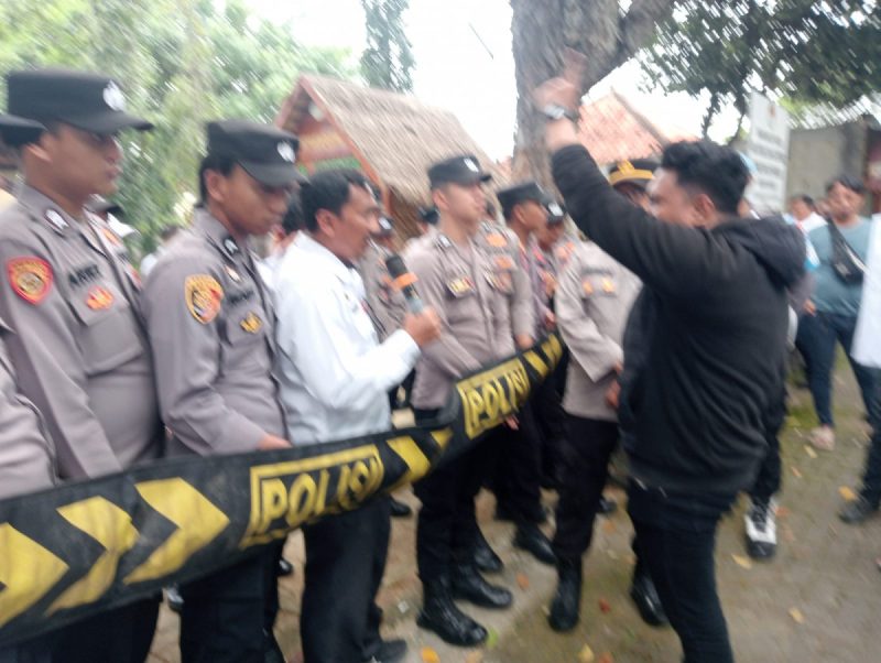 Gerakan Mahasiswa Peduli Rakyat saat demo DKUPP Sumenep tentang seragam ASN (Za - garudajatim.com)