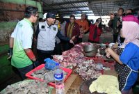 Bupati Sumenep, Achmad Fauzi Wongsojudo, saat sidak pasar Anom (Za - garudajatim.com)