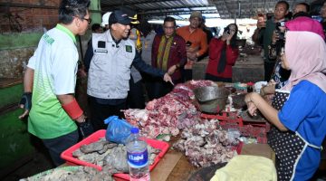 Bupati Sumenep, Achmad Fauzi Wongsojudo, saat sidak pasar Anom (Za - garudajatim.com)