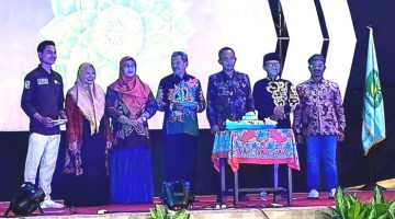 Rektor UPI Sumenep, Asmoni, saat menghadiri Dies Natalis ke-41 (Za - garudajatim.com)