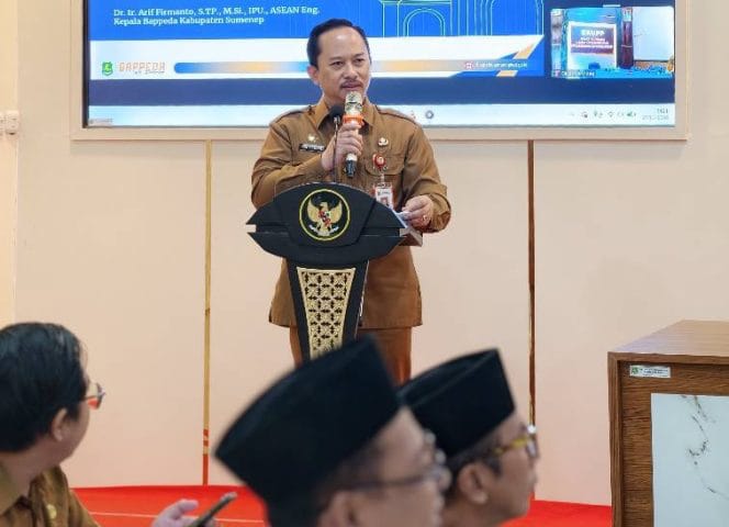 Kepala Bappeda Kabupaten Sumenep, Arif Firmanto, saat memaparkan arahan pembangunan kedepan (Za - garudajajtim.com)