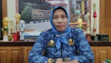 Direktur RSUD dr. H. Moh. Anwar Sumenep, dr. Erliyati, saat berdinas di kantornya (Za - garudajatim.com)