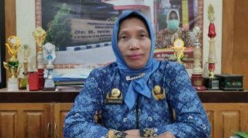 Direktur RSUD dr. H. Moh. Anwar Sumenep, dr. Erliyati, saat berdinas di kantornya (Za - garudajatim.com)