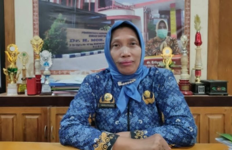 Direktur RSUD dr. H. Moh. Anwar Sumenep, dr. Erliyati, saat berdinas di kantornya (Za - garudajatim.com)