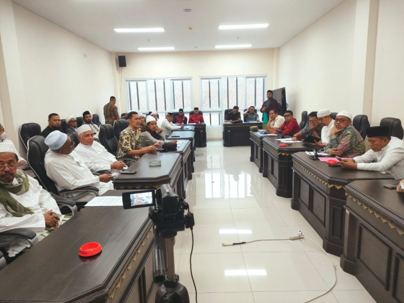 Sejumlah ulama dan habaib saat datangi kantor DPRD Kabupaten Sumenep (Za - garudajatim.com)