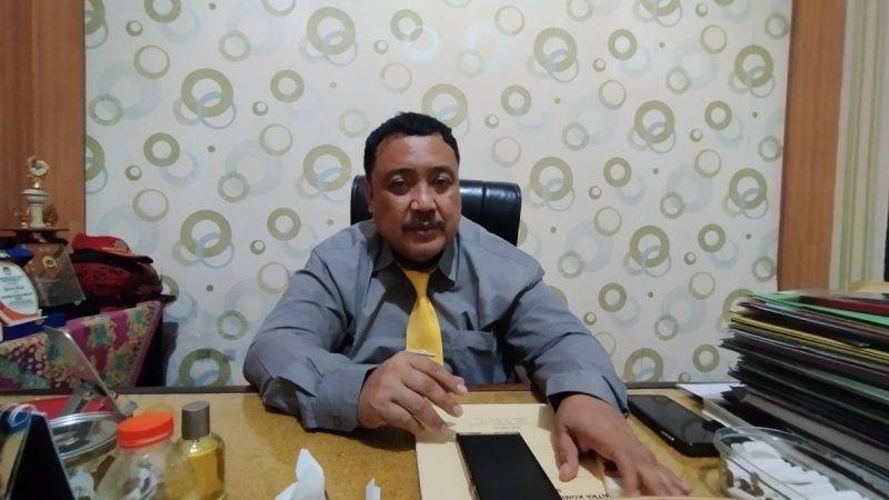 Plt Kepala Dinas Perumahan Rakyat, Kawasan Permukiman, dan Perhubungan Kabupaten Sumenep, Achmad Dzulkarnain, saat diwawancarai di ruangannya (Za - garudajatim.com)