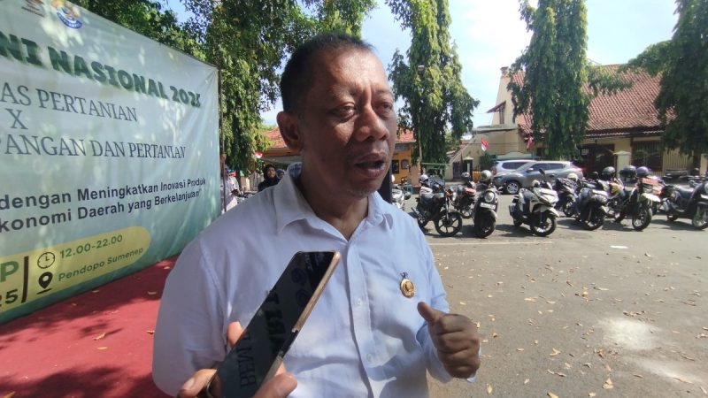Kepala Dinas Ketahanan Pangan dan Pertanian Kabupaten Sumenep, Chainur Rasyid, saat diwawancarai wartawan (Za - garudajatim.com)