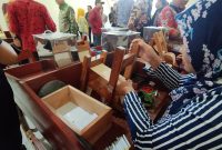Seorang buruh yang sedang menggiling rokok di APHT Kecamatan Guluk-Guluk, Kabupaten Sumenep (Za - garudajatim.com)