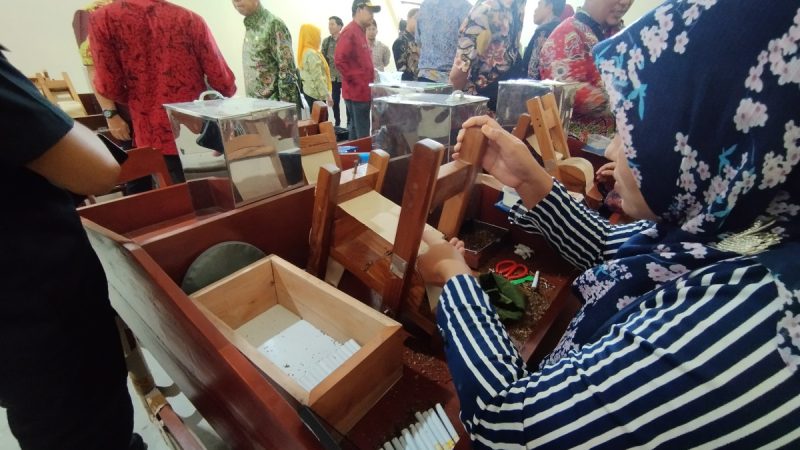 Seorang buruh yang sedang menggiling rokok di APHT Kecamatan Guluk-Guluk, Kabupaten Sumenep (Za - garudajatim.com)