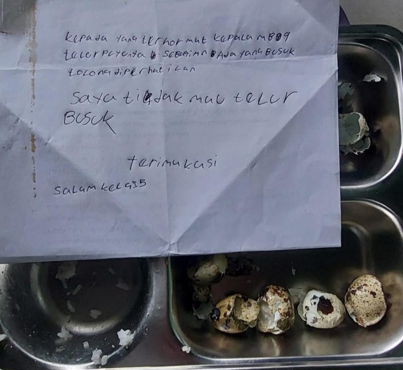 Foto SPPG Legung Barat Yayasan At-atta’awun sajikan MBG telur puyuh busuk (Za - garudajatim.com)
