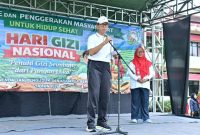 Plt Sekretaris Daerah Kabupaten Sumenep, R. Syahwan Efendi, bersama kepala Dinkes P2KB drg. Ellya Fardasah, saat acara HGN (Za - garudajatim.com)