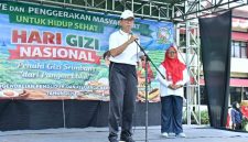 Plt Sekretaris Daerah Kabupaten Sumenep, R. Syahwan Efendi, bersama kepala Dinkes P2KB drg. Ellya Fardasah, saat acara HGN (Za - garudajatim.com)