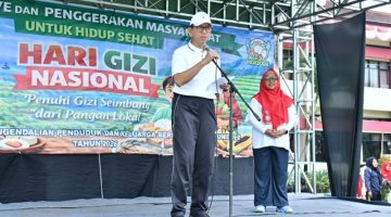 Plt Sekretaris Daerah Kabupaten Sumenep, R. Syahwan Efendi, bersama kepala Dinkes P2KB drg. Ellya Fardasah, saat acara HGN (Za - garudajatim.com)