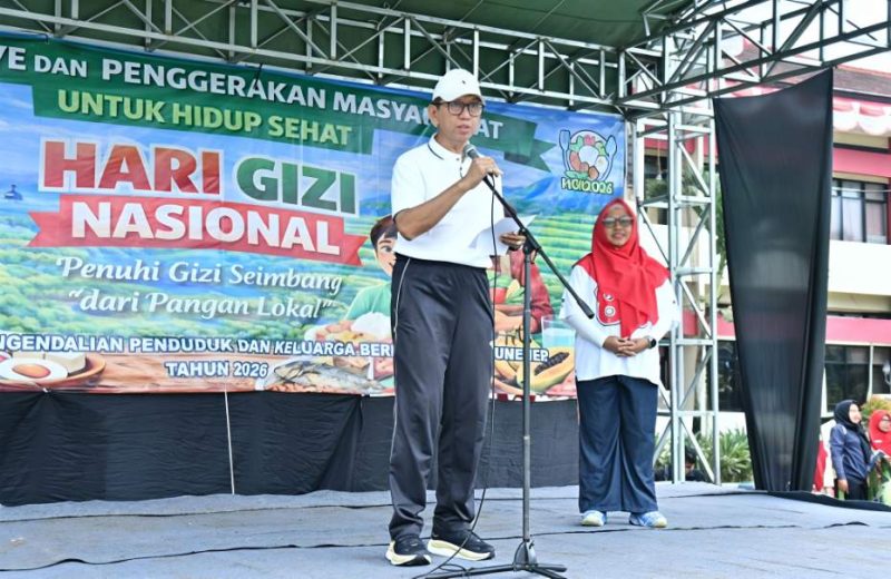 Plt Sekretaris Daerah Kabupaten Sumenep, R. Syahwan Efendi, bersama kepala Dinkes P2KB drg. Ellya Fardasah, saat acara HGN (Za - garudajatim.com)