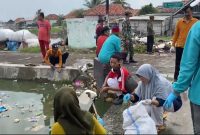 Pemerintah Desa Pinggirpapas bersama Dinas Lingkungan Hidup Sumenep, saat bersih-bersih (Za - garudajatim.com)
