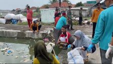 Pemerintah Desa Pinggirpapas bersama Dinas Lingkungan Hidup Sumenep, saat bersih-bersih (Za - garudajatim.com)