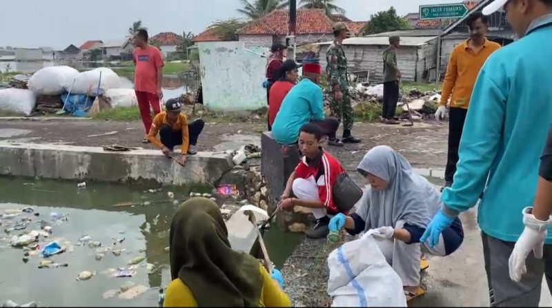 Pemerintah Desa Pinggirpapas bersama Dinas Lingkungan Hidup Sumenep, saat bersih-bersih (Za - garudajatim.com)