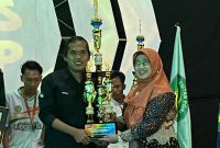 Ketua Umum UKM Sanggar Lentera periode 2025–2026, Fathur Rahman, saat menerima penghargaan (Za - garudajatim.com)