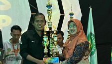 Ketua Umum UKM Sanggar Lentera periode 2025–2026, Fathur Rahman, saat menerima penghargaan (Za - garudajatim.com)